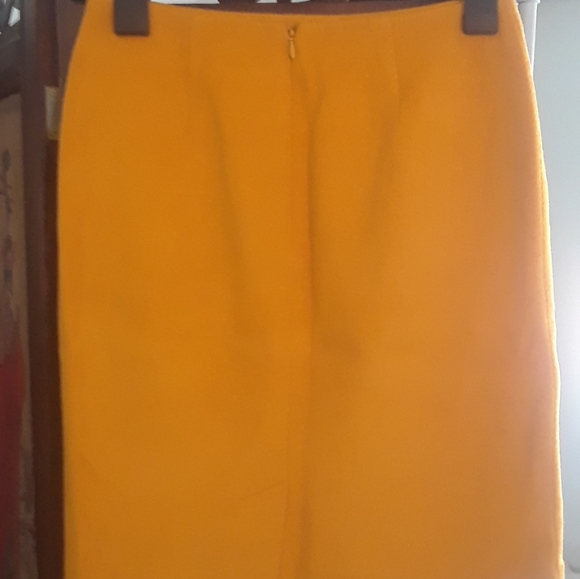 Talbots Wool skirt lined and well made. Size 2P - Picture 2 of 3